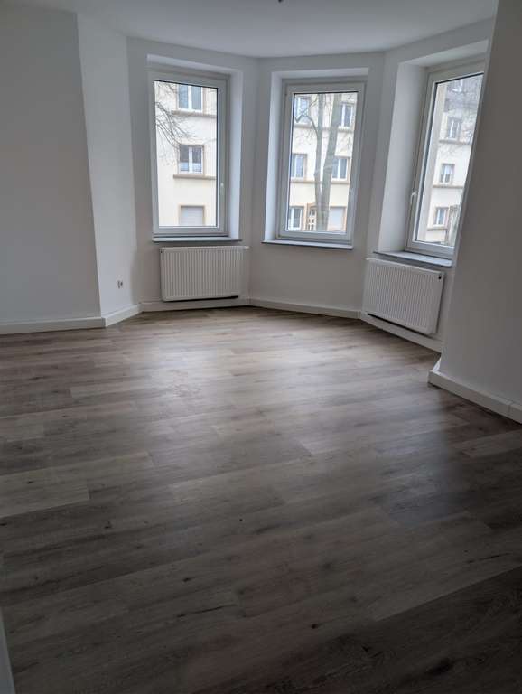 Neu sanierte 80 m² 3-Zimmer Wohnung mit Balkon im 1. OG – Bild 1